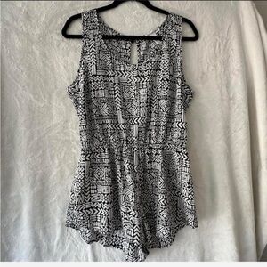 Black and White Geometric Women's Top